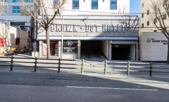 Brown-Dot Hotel Minam - Housity