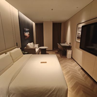 東方禪意·禪悅大床房【中式美學實木傢俱+ 乳膠枕芯】 花築奢·麗江古城沁湖軒湖景花園客棧優惠