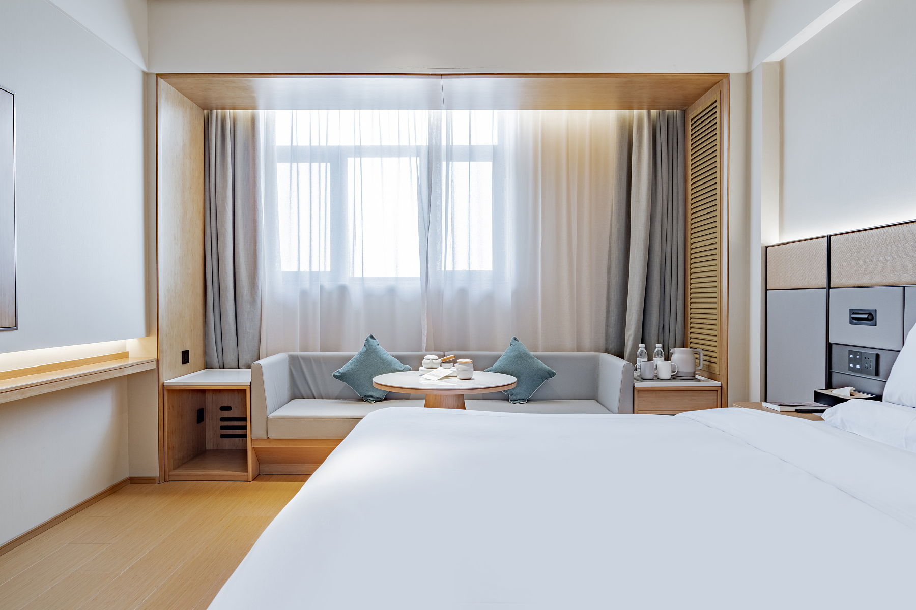 高级大床房（手机智能投屏+深度睡眠枕）