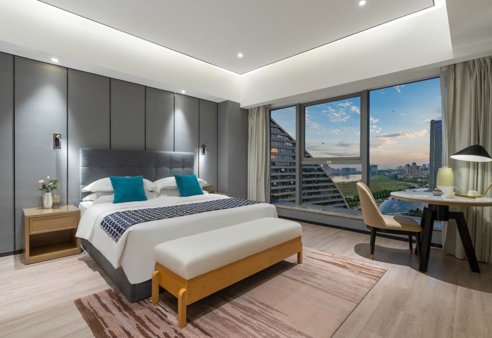 高级套房（超大浴缸+落地窗俯瞰城市美景+一室一厅）