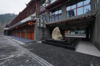 Qingmucun Grand Hotel (Qingmucun Ancient Town Tourist Reception Center)