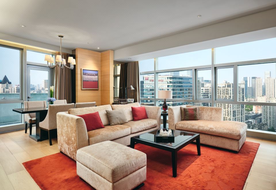 三卧套房 （高空景观+客厅+厨房+冰箱+洗衣机+乾衣机）