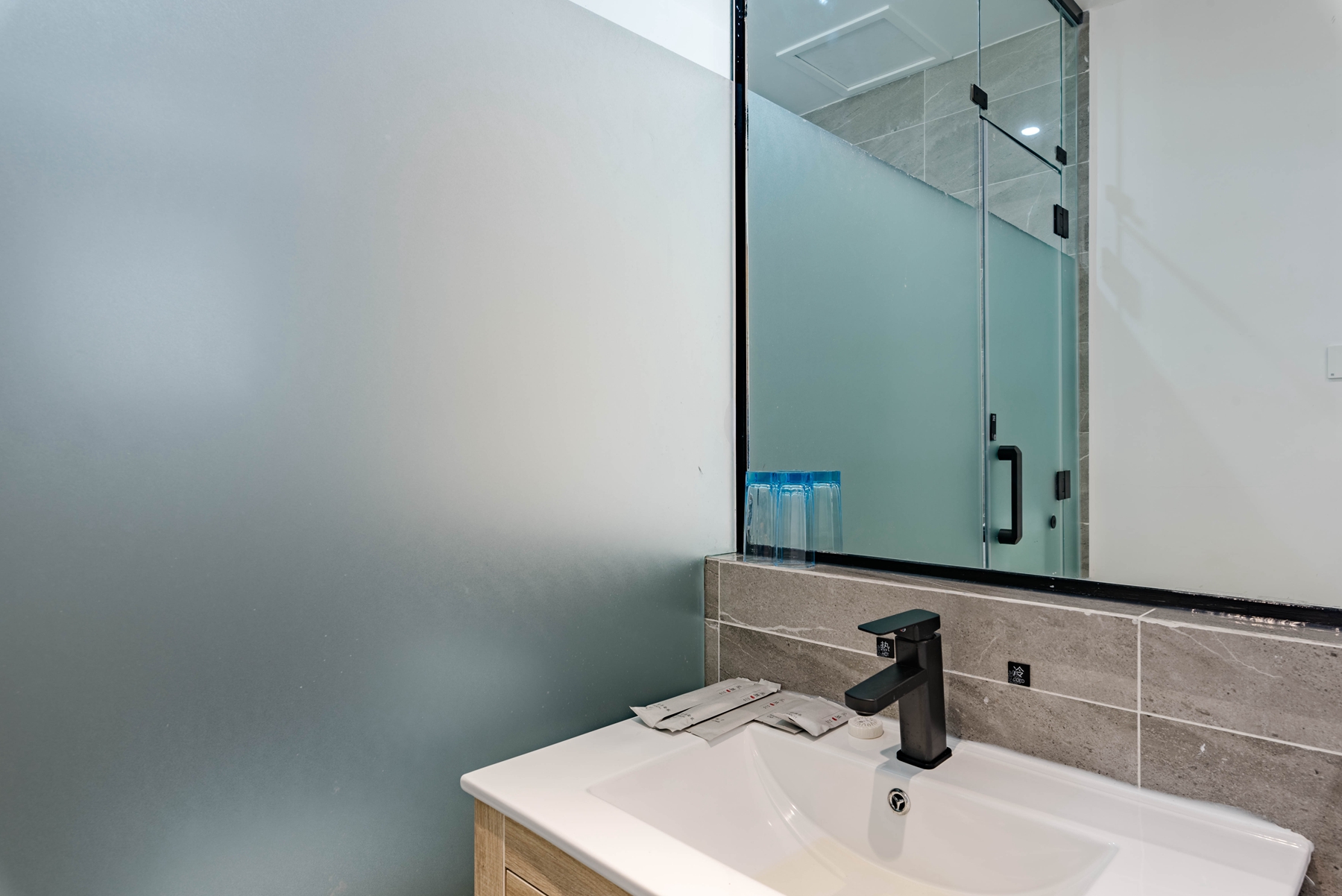 静居标准间（静谧深睡+休闲桌椅+木质衣架）