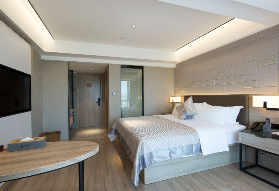 Elegant Queen Room (No window)