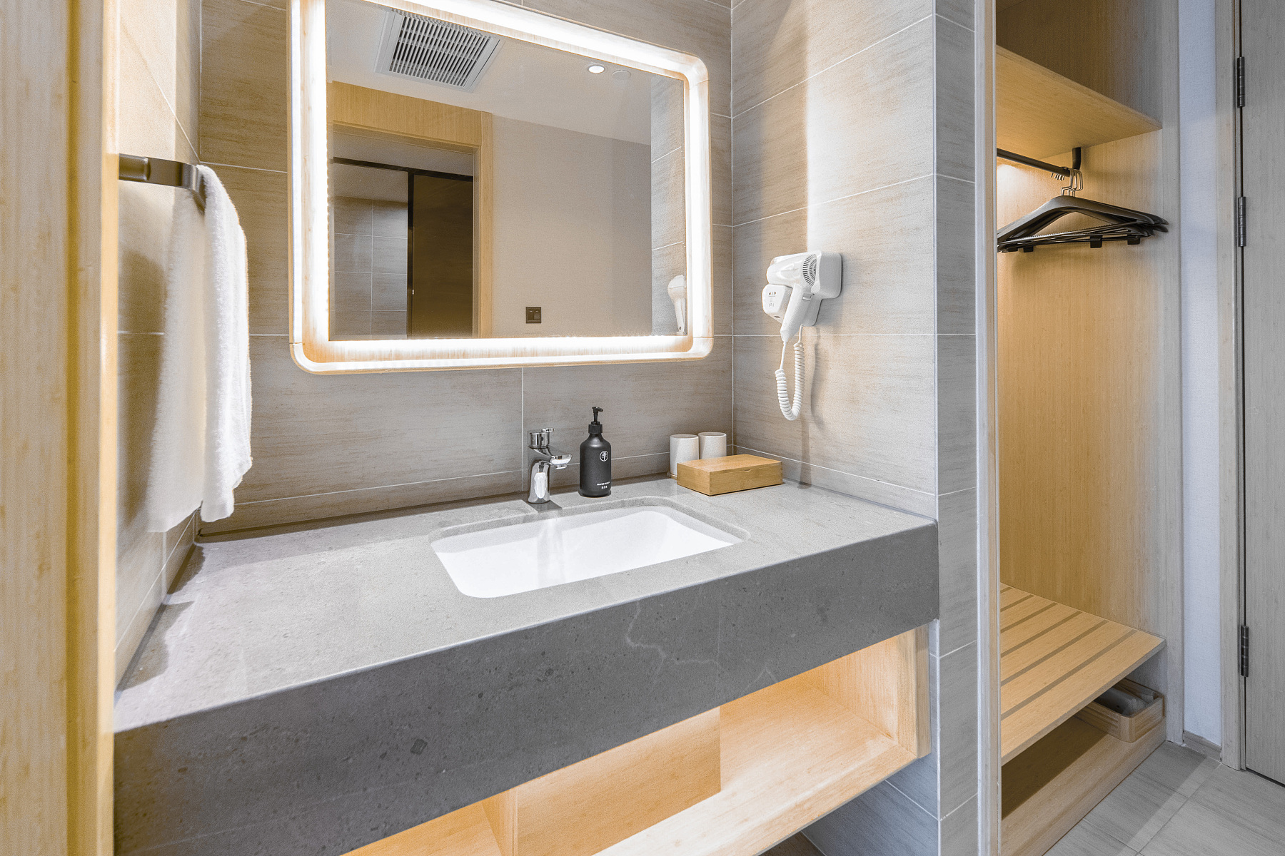 舒压高级双床房（65寸电视无线投屏+智能马桶+中央空调）