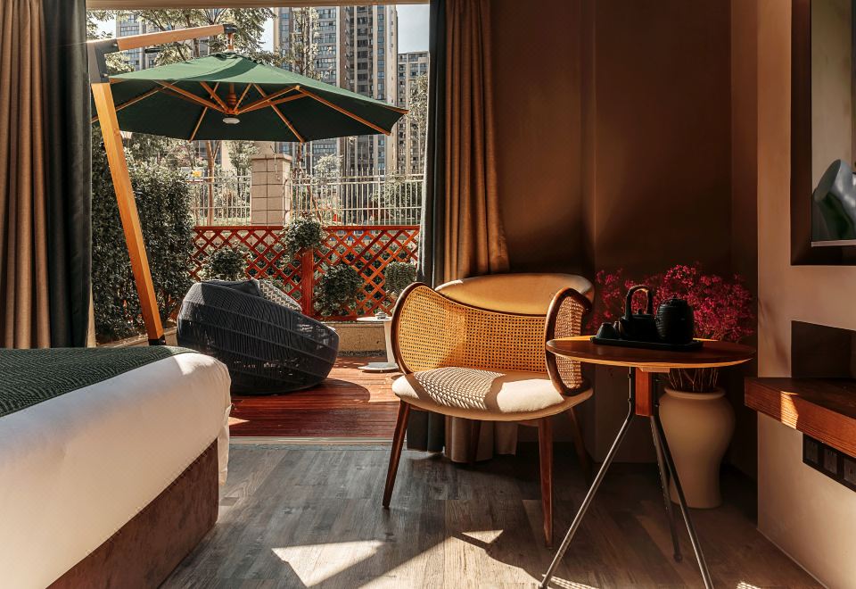 Temple Chinon Wisdom Garden Queen Room