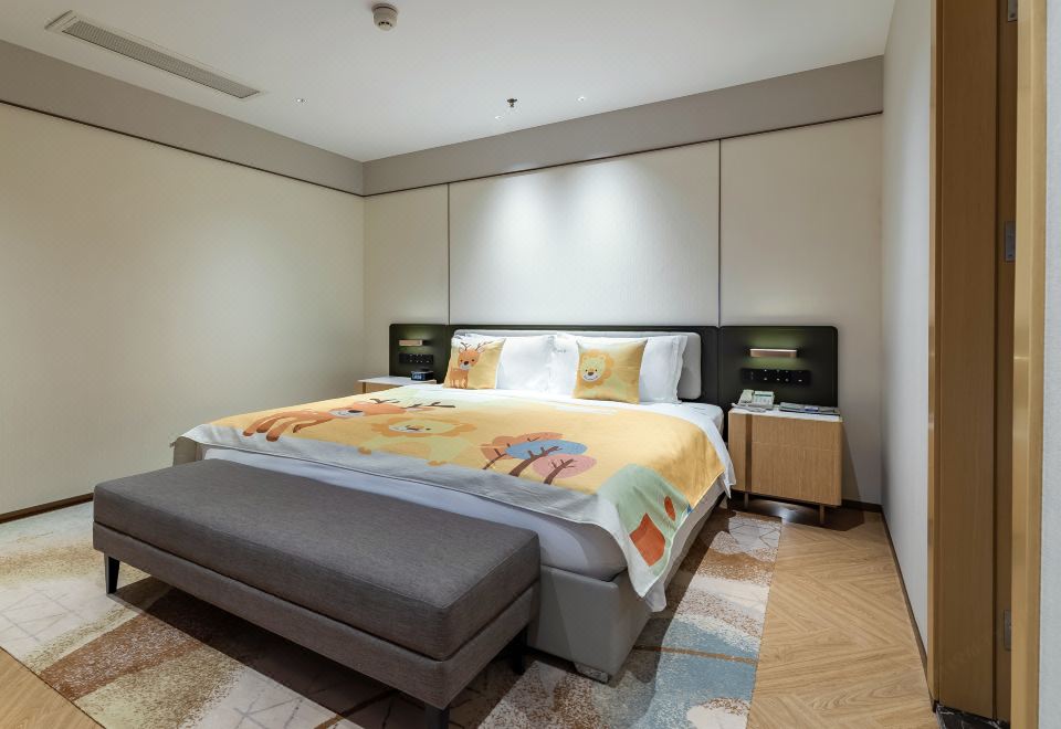 假日亲子套房（落地窗、智能语音系统、小冰箱）