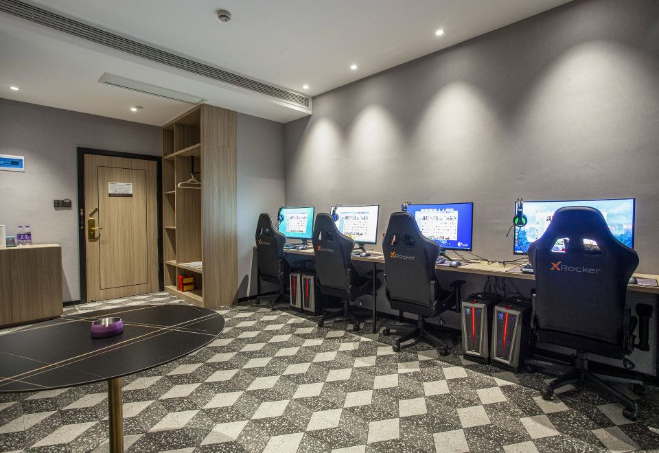 智能巨幕四人电竞房[3060+32寸2K 165HZ显示器]