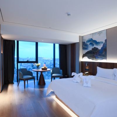 雅緻大床房（全景落地窗+俯瞰瓊台夜景+智能投屏） 荷泰酒店（海口紅城湖店）優惠
