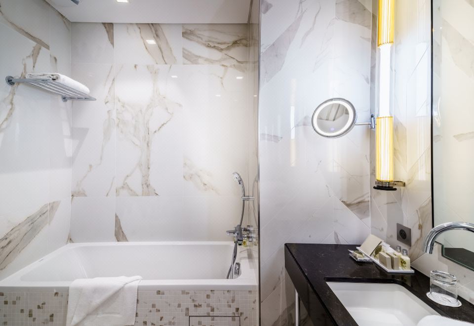 Fraser Suites le Claridge Champs-ElyséesOne Bedroom Premier Suite