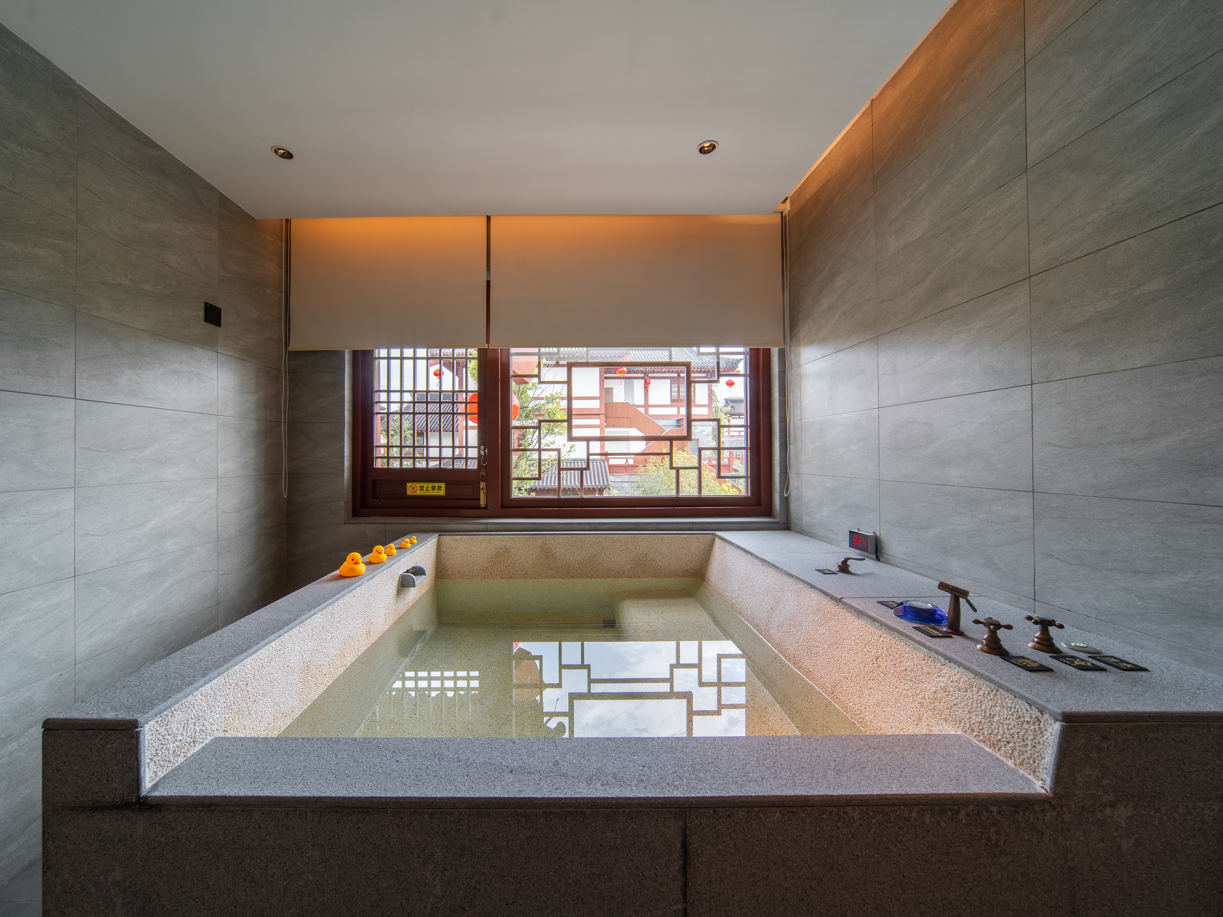 亲子主题私汤三床套房（私人温泉泡池）