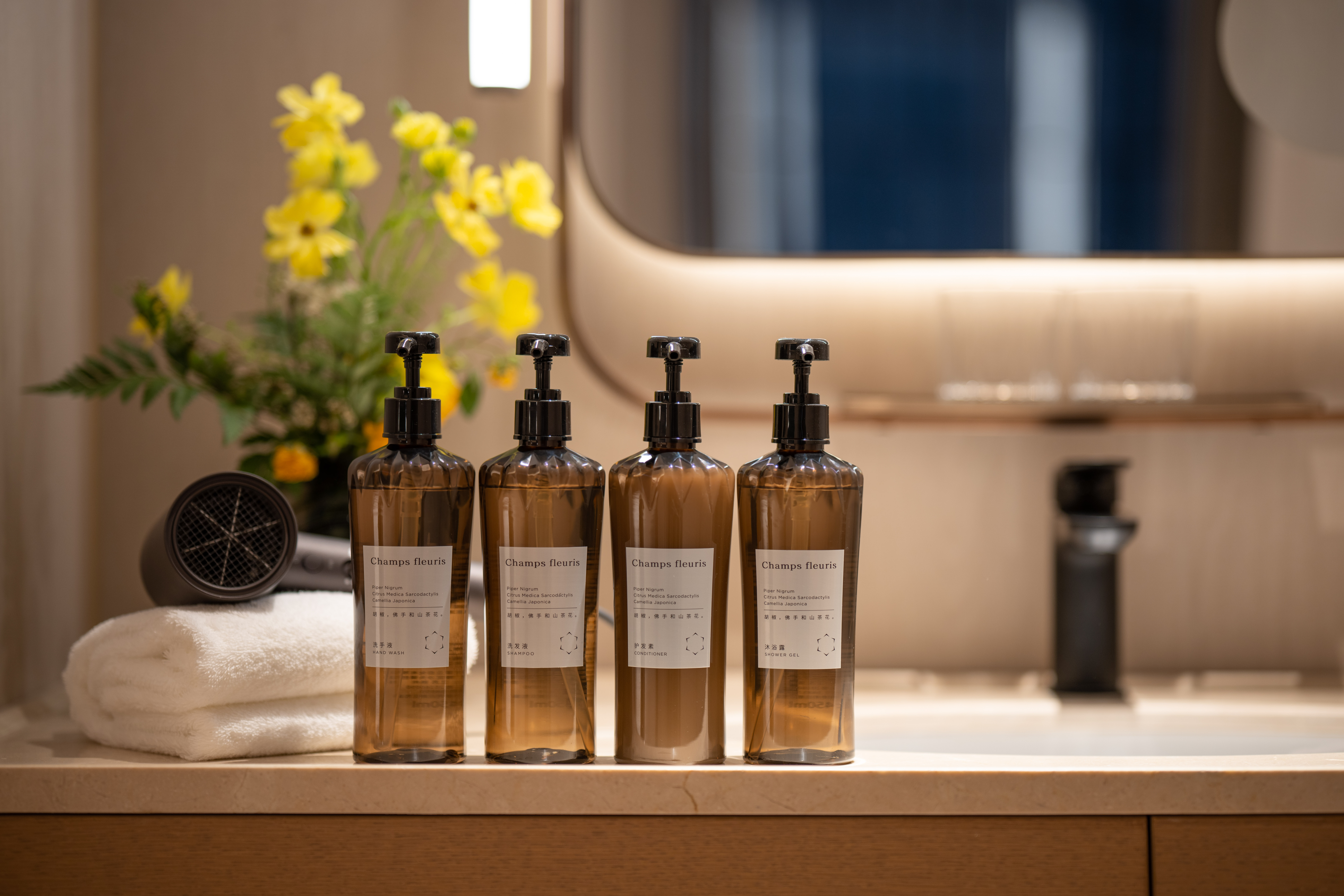 豪华大床房（智能客控+小冰箱+65寸投屏电视+零压床垫）