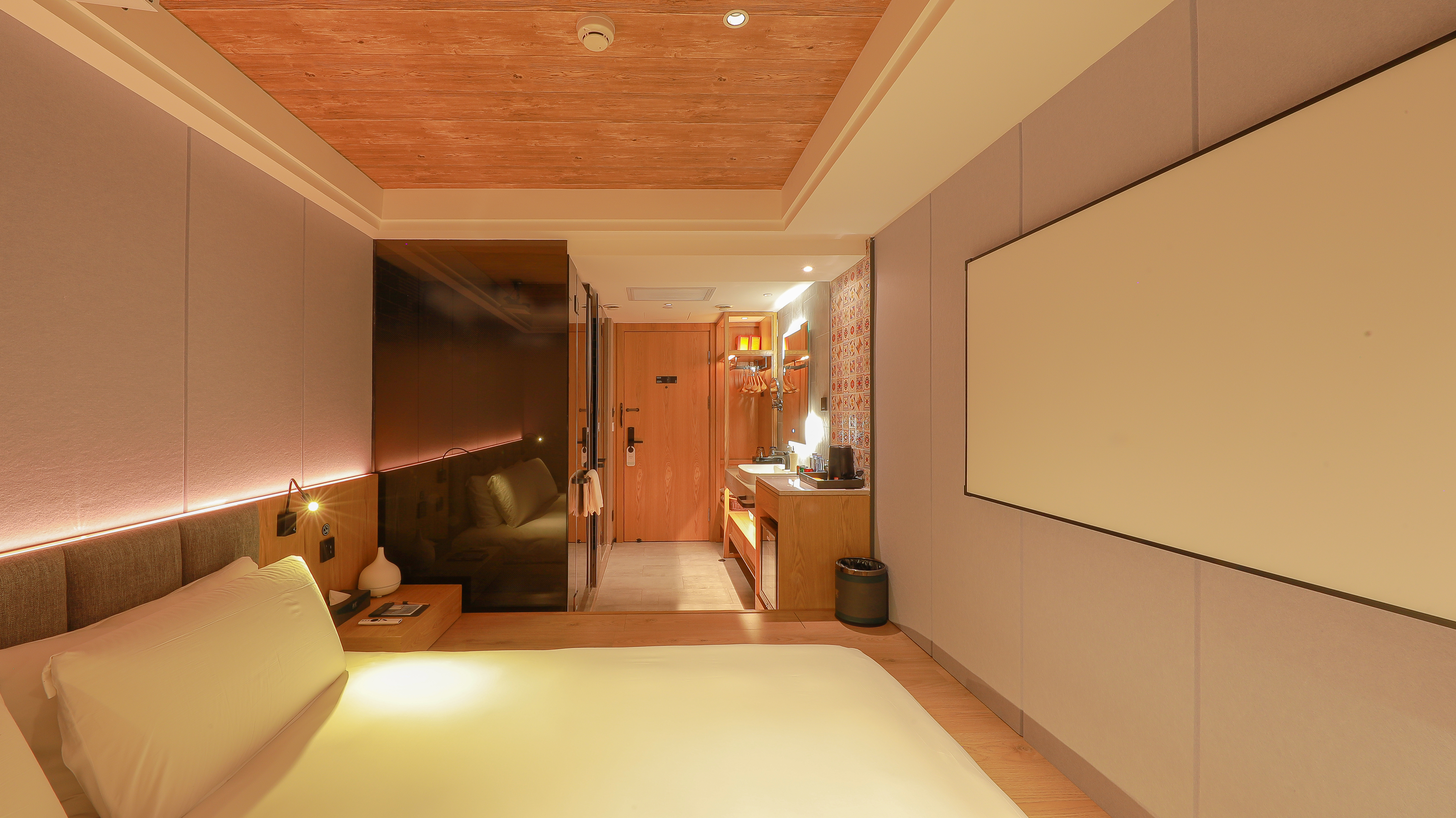 动感影音房（百寸影院+全屋智能+独立空调+独立冰箱）