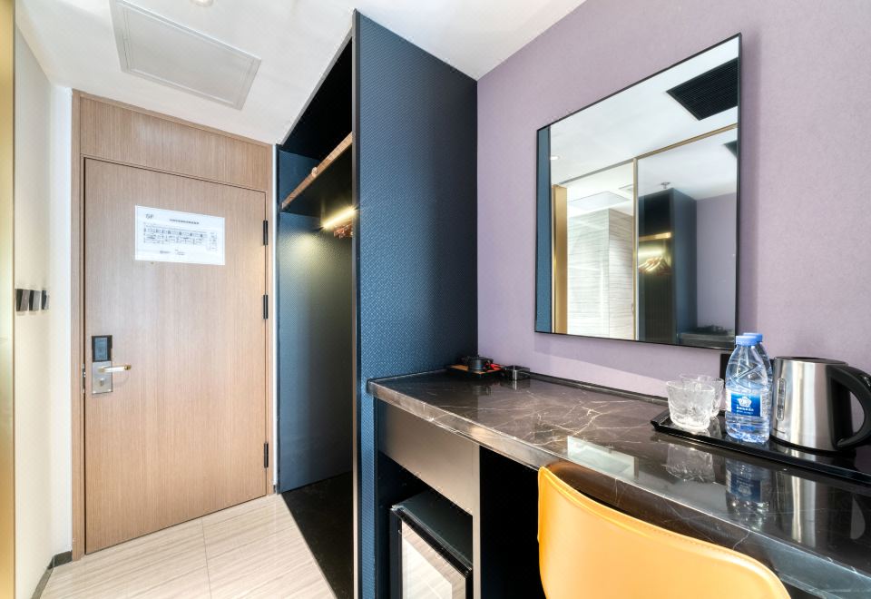 巨幕觀影靜謐大床房（極米百寸1080P投影+智能馬桶）