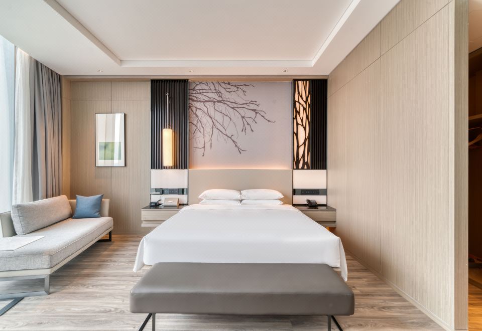 Courtyard By Marriott Hangzhou XihuExecutive Queen Room