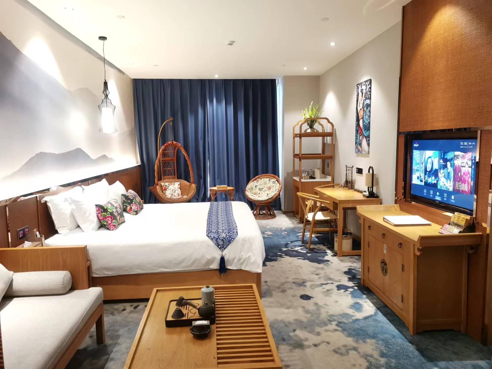 奢雅男权大床房-智能客控-徕芬吹风机-全景落地窗