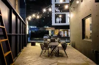 CANVAS HOSTEL BLACK