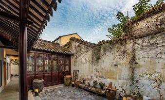 Suzhou larny Holiday Homestay (Guanqian Street Yuxiang Branch)