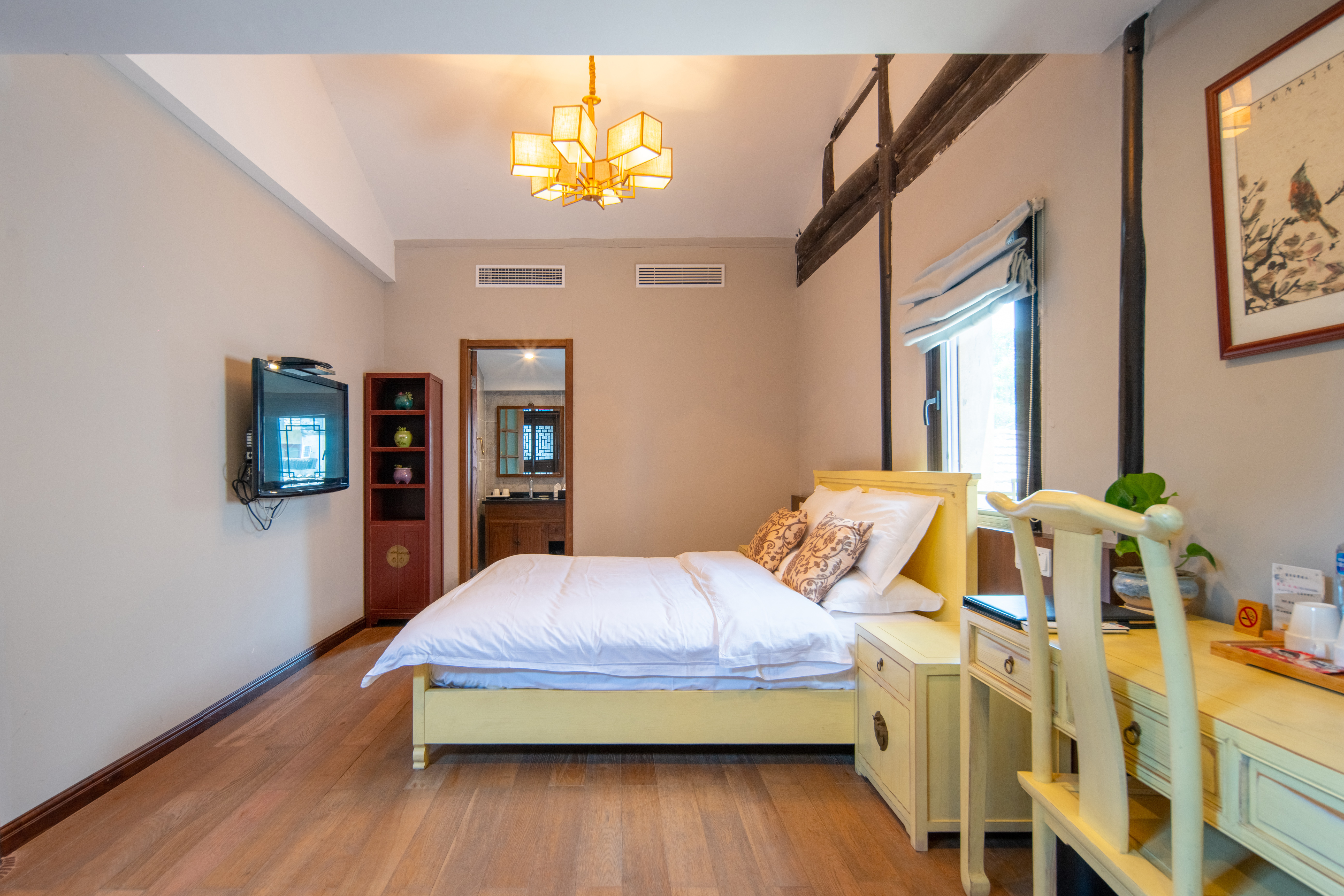 园景·大床房（新中式家俱+民国风会客厅）