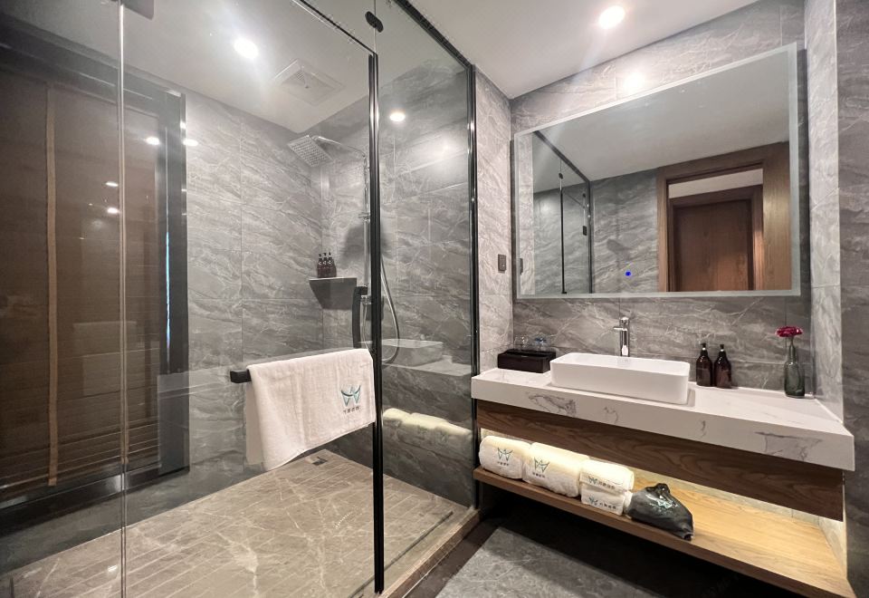 万澳大床房-金可儿床垫.影视会员.