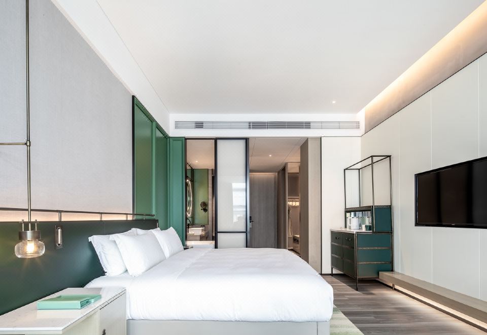 Investon Hotel Shenzhen LonghuaGrande Deluxe King Size Bed Room