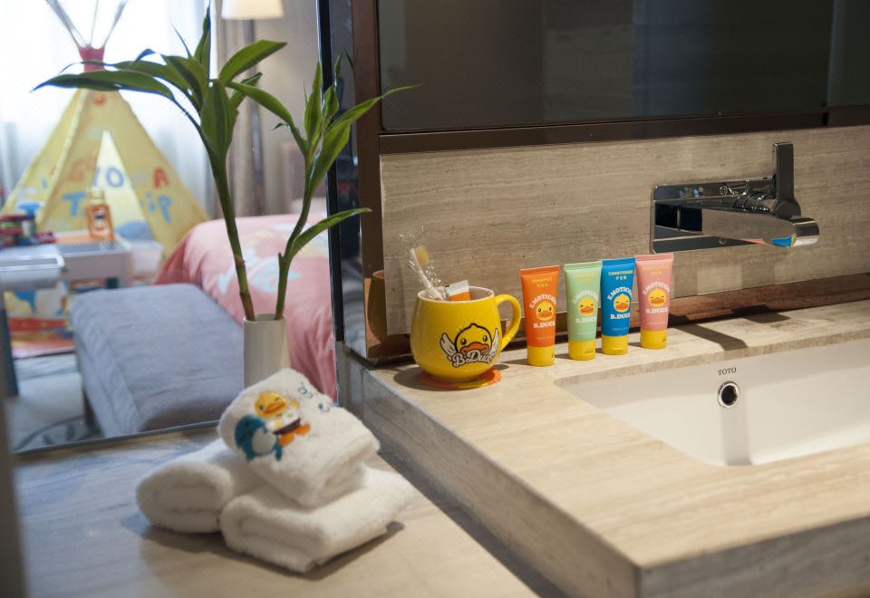 Grand Pacific HotelB.Duck Family Room