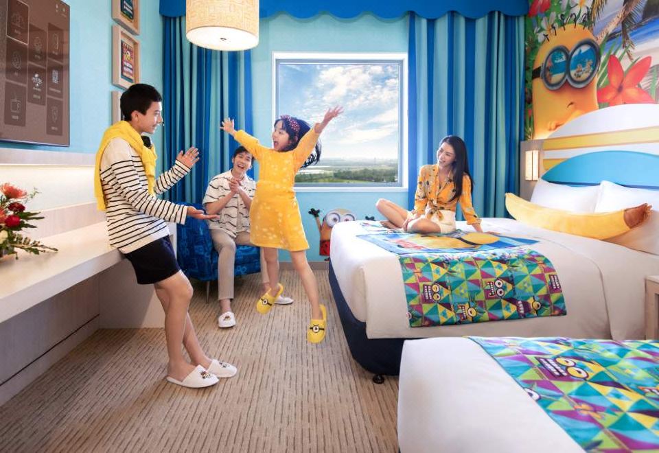 小黄人双大床房