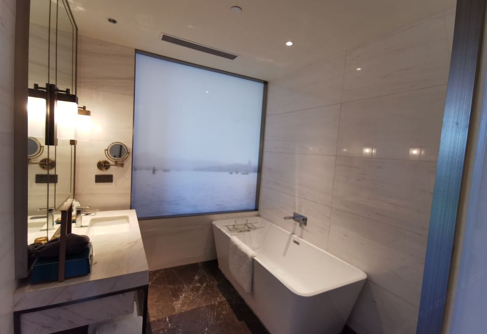 湖景至尊大床房