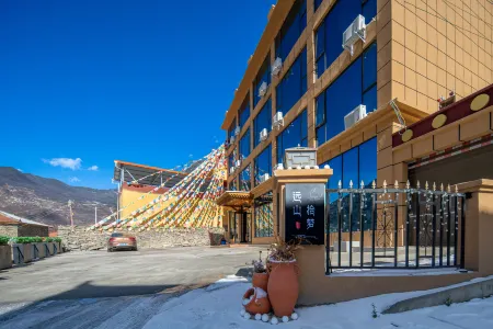 Far Mountain Dream Hotel