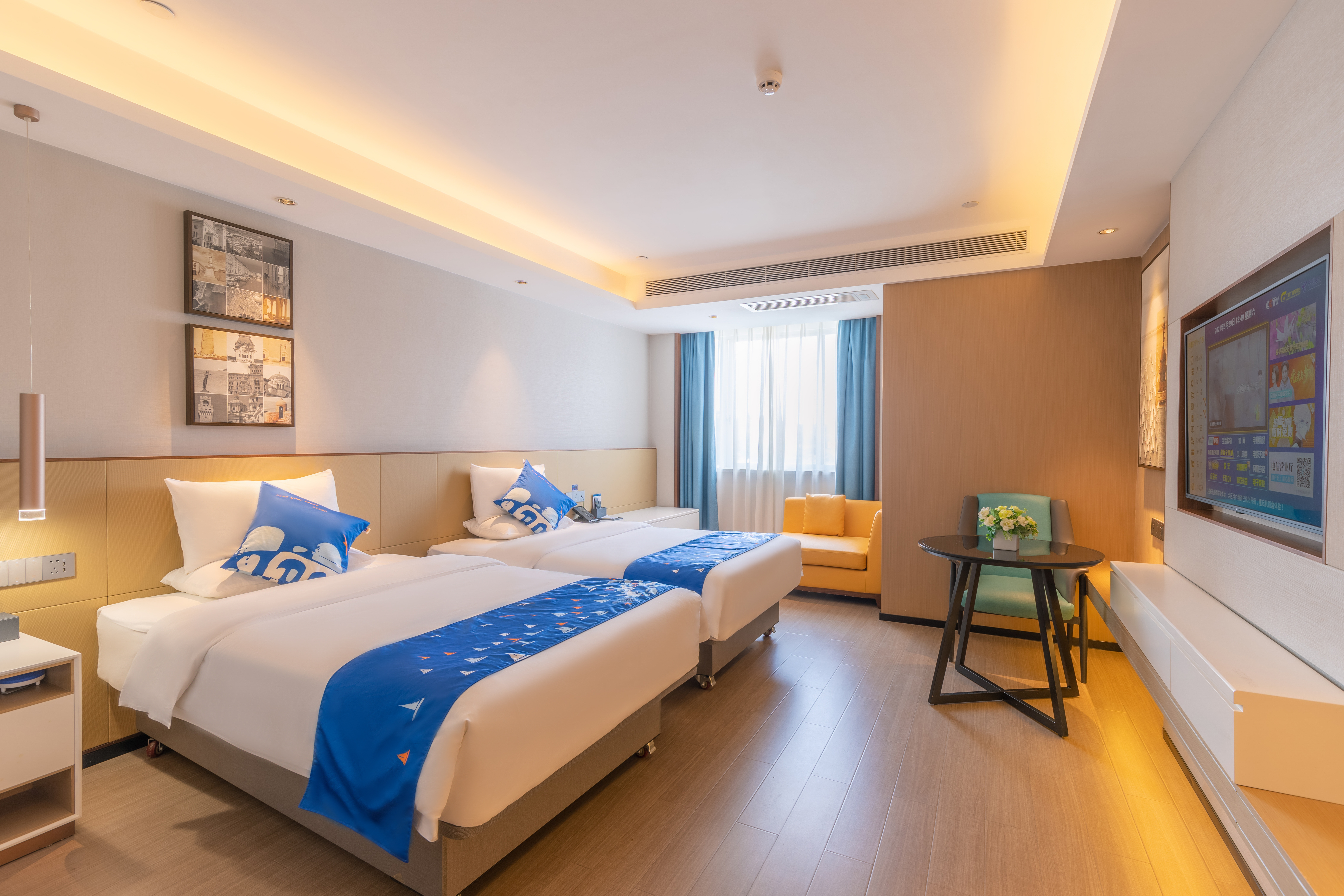 豪华双床房（电视投屏+办公桌椅+婚房布置）