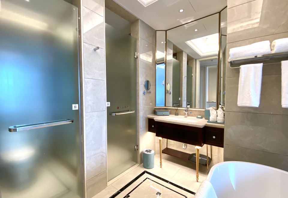 湖景影音大床房