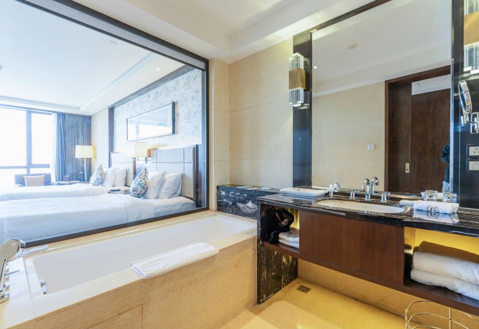 Business Lake View Twin Room (High Floor Unobstructed Lake View)