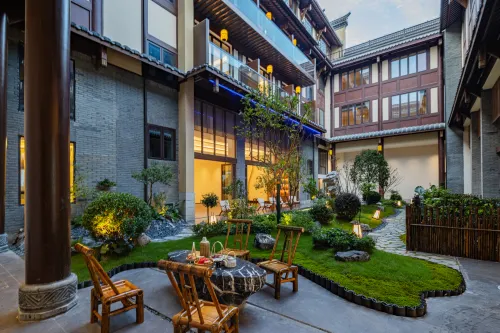 Quxiang Yazhu Chufeng Courtyard Homestay (Jiuge Alley)