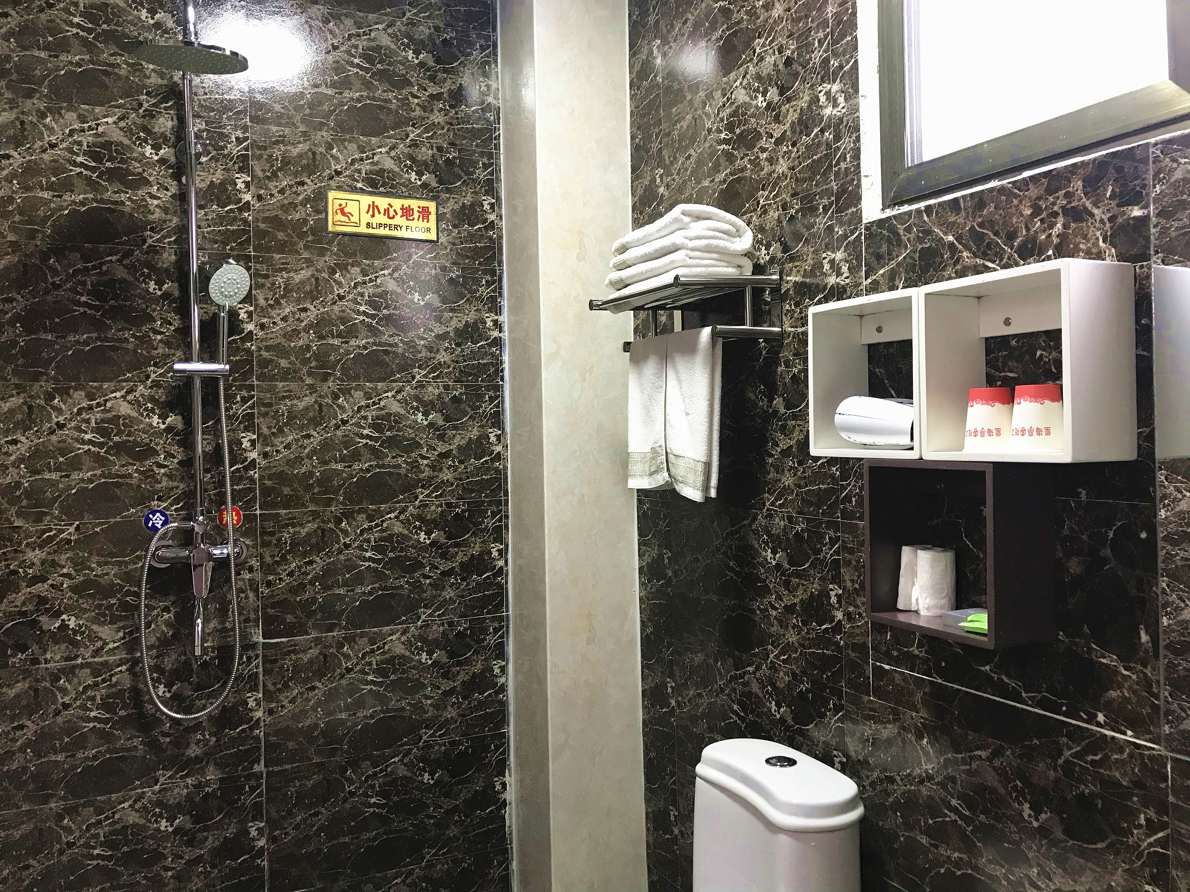 舒適大床房（202）