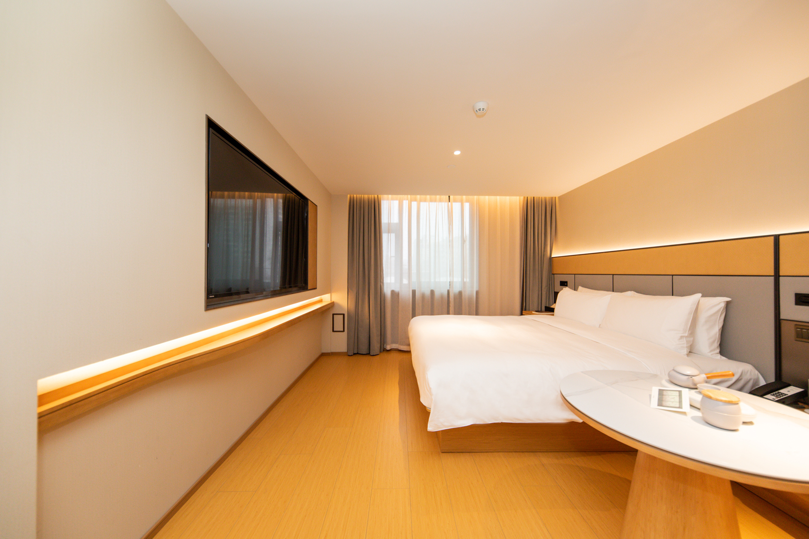 高级大床房【植萃洗护｜65寸投屏电视】