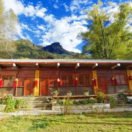 Danba Jiangji B & B