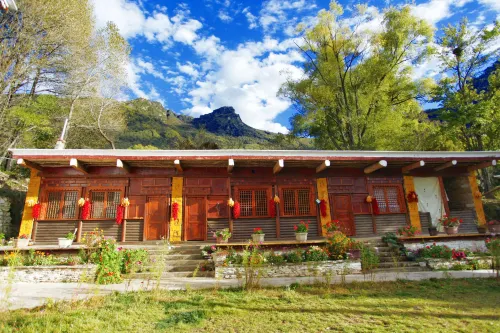 Danba Jiangji B & B
