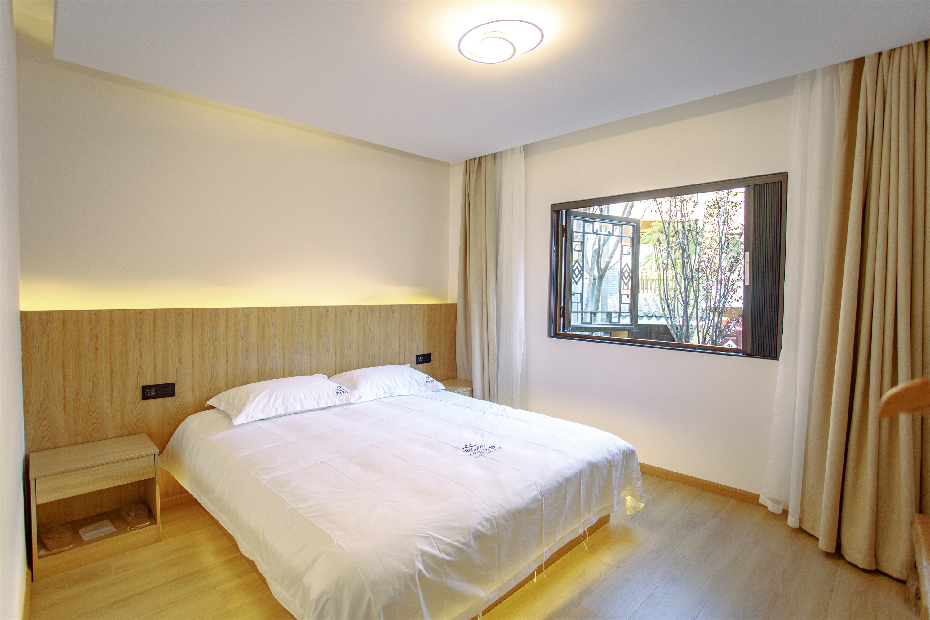 简约阳光大床房