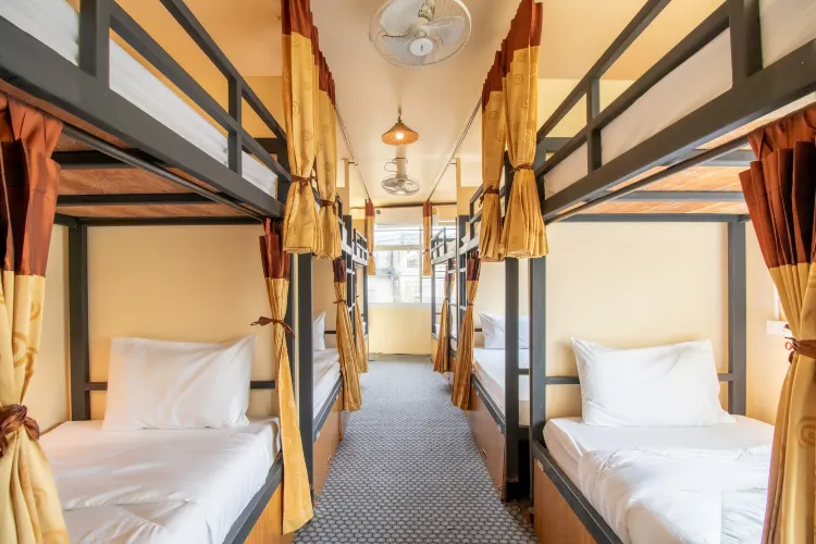 เตียงหอพักรวม (ไม่แยกชายหญิง)