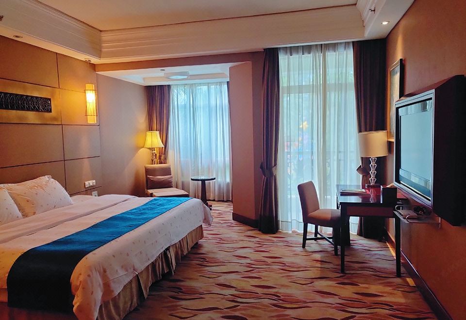 Superior Waterfront Pool-View Double Bed Room