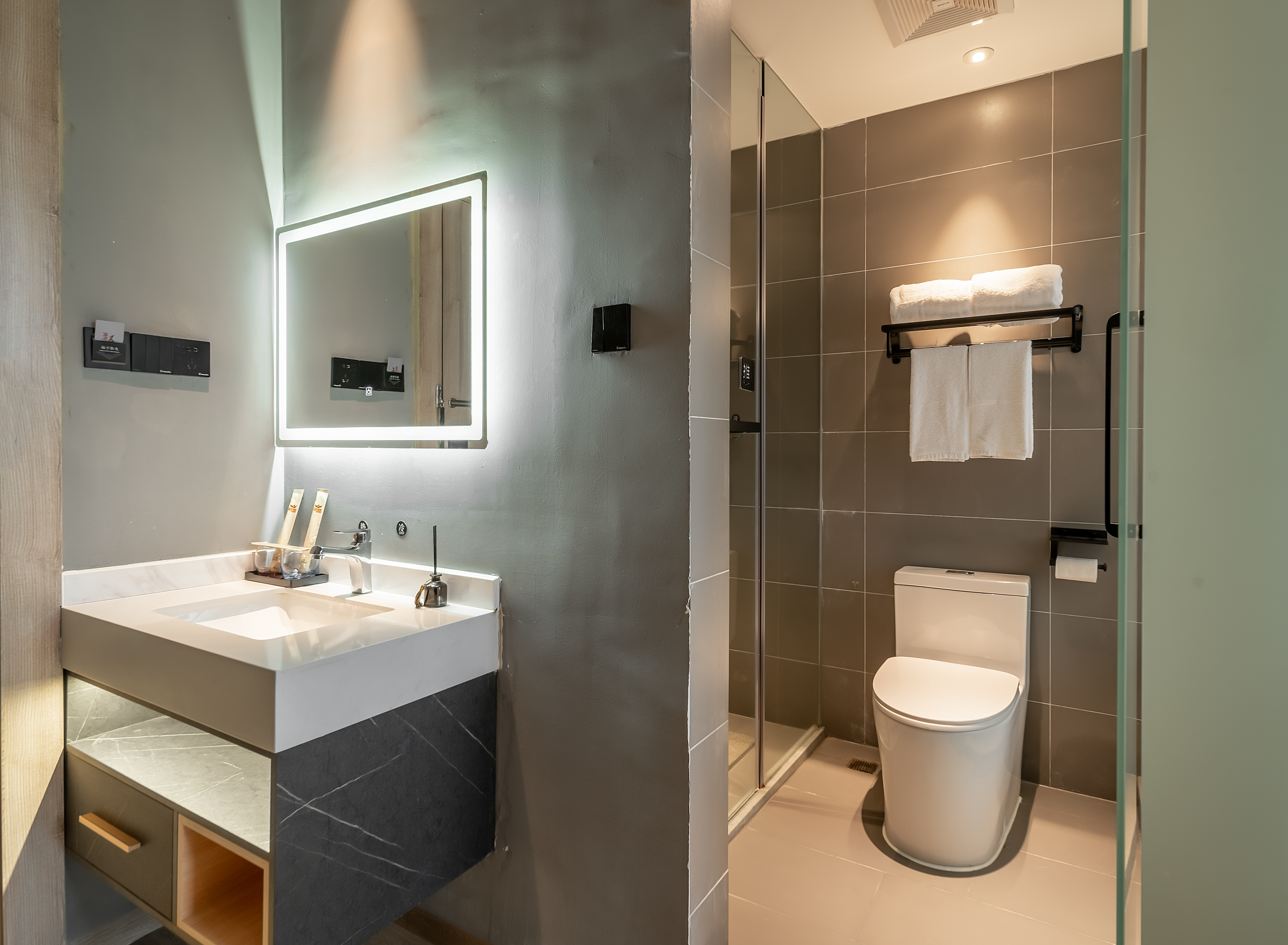 电竞大床房-[2台电脑+RTX3060显卡+i5-10700F处理器+16G内存+2K曲面屏+机械键鼠]+沙发茶几