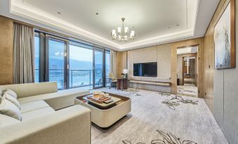 A living room with large windows and a balcony that overlooks the city is located at one end at NINGDE SANDU'AO FLIPORT HOTEL