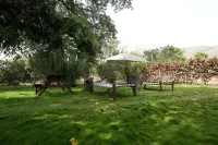 Indira Farms Hotel a 