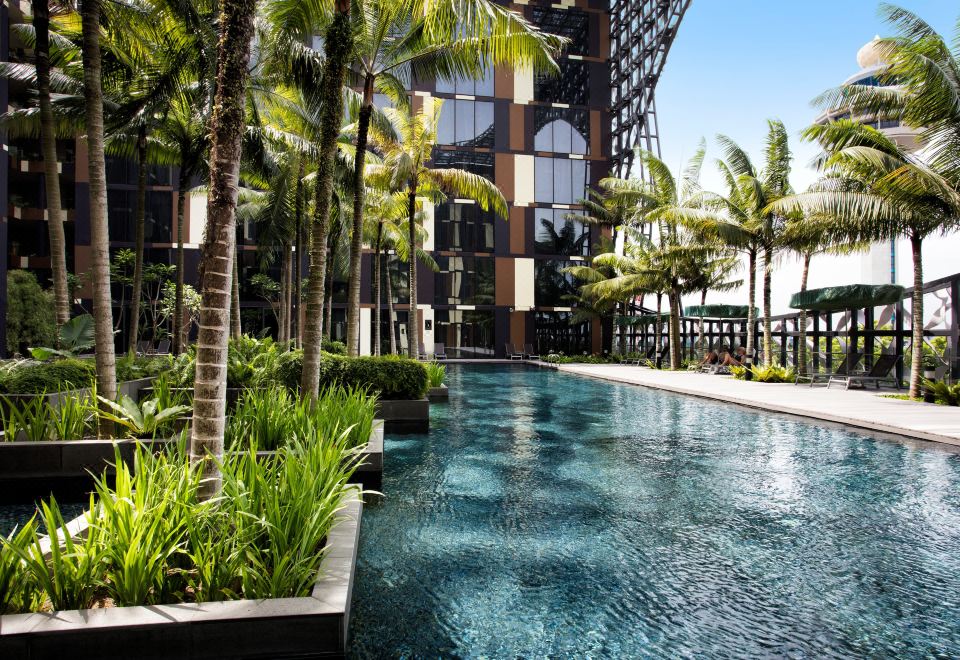 1 張特大床小型套房，可使用泳池