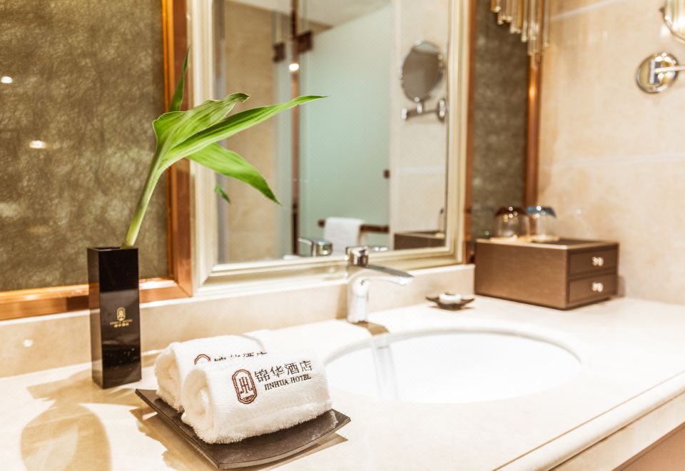 豪华大床房（全景落地窗+舒适沙发+独立浴缸）