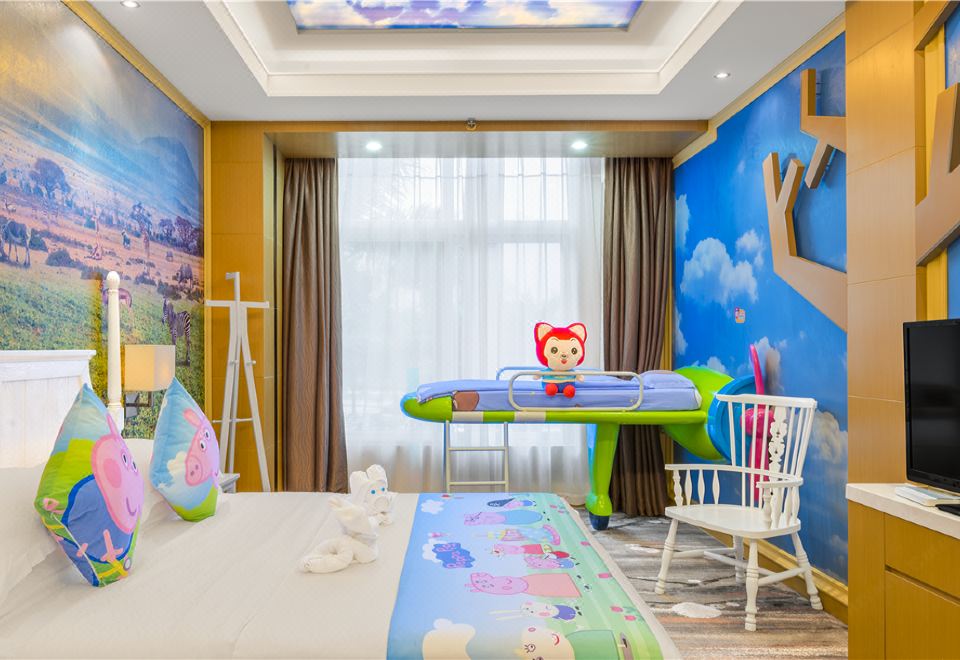 Bishuiwan Hot Spring ResortAfrican Savanna Family Room - Wildlife Theme & Living Room Airplane Bed Experience