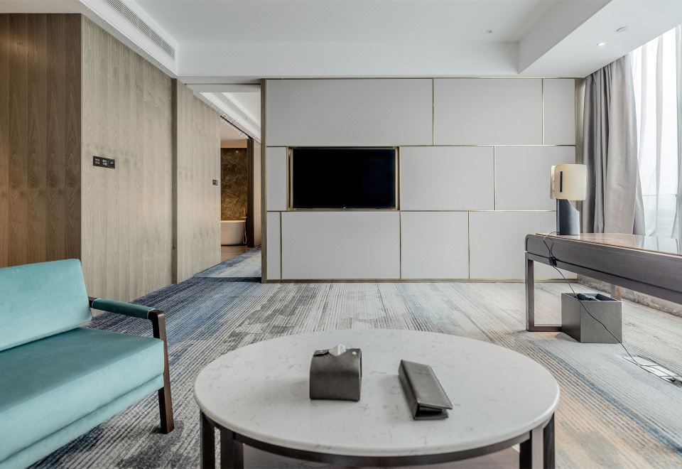 Xinghua Changjiu International HotelDeluxe Suite With Smart Control + Bluetooth Audio + Deluxe Tub + Minibar