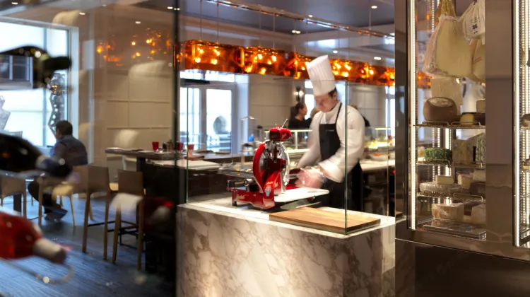 フォーシーズン ホテル プラハ 食事・レストラン