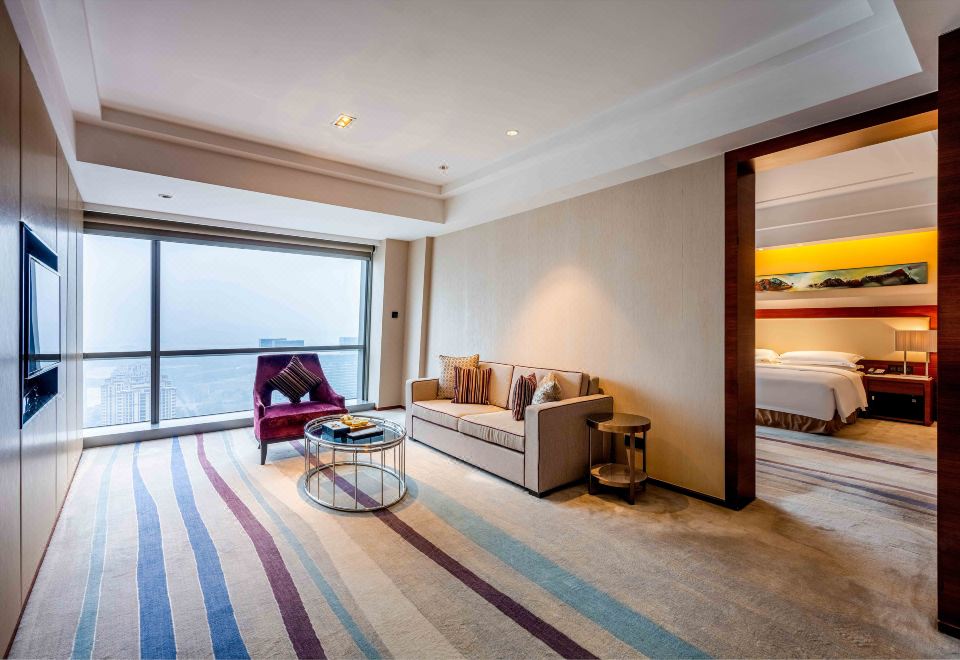 Crowne Plaza Wuxi Taihu King 1 Bdrm STE Living Area City View