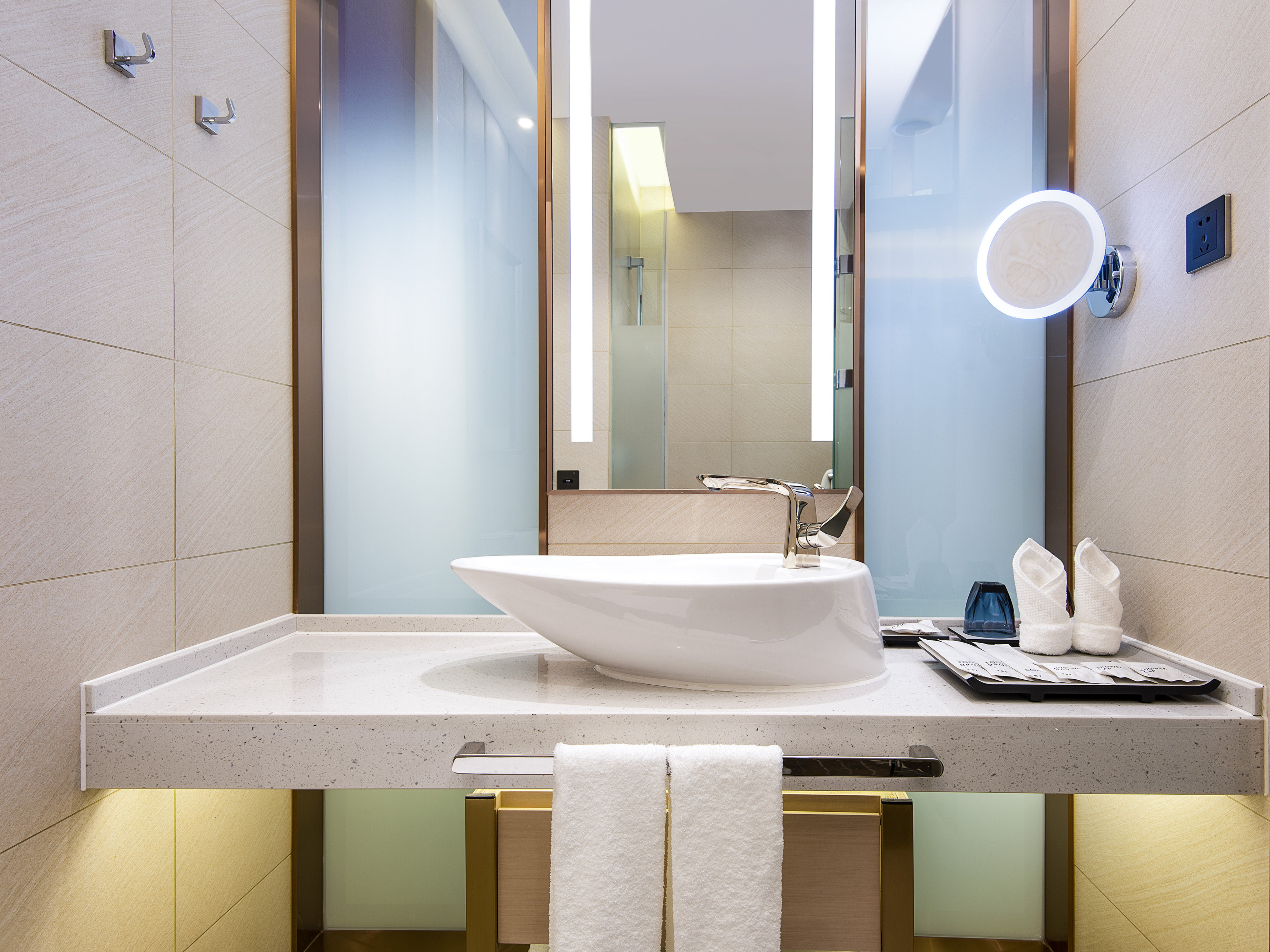 豪华大床房+慕斯床垫 ▏品牌洗浴用品▏迷你小冰箱